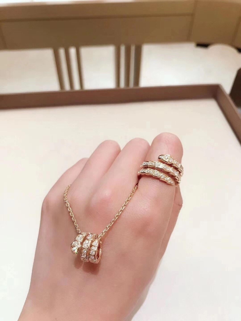 Bv1g*ai necklaces